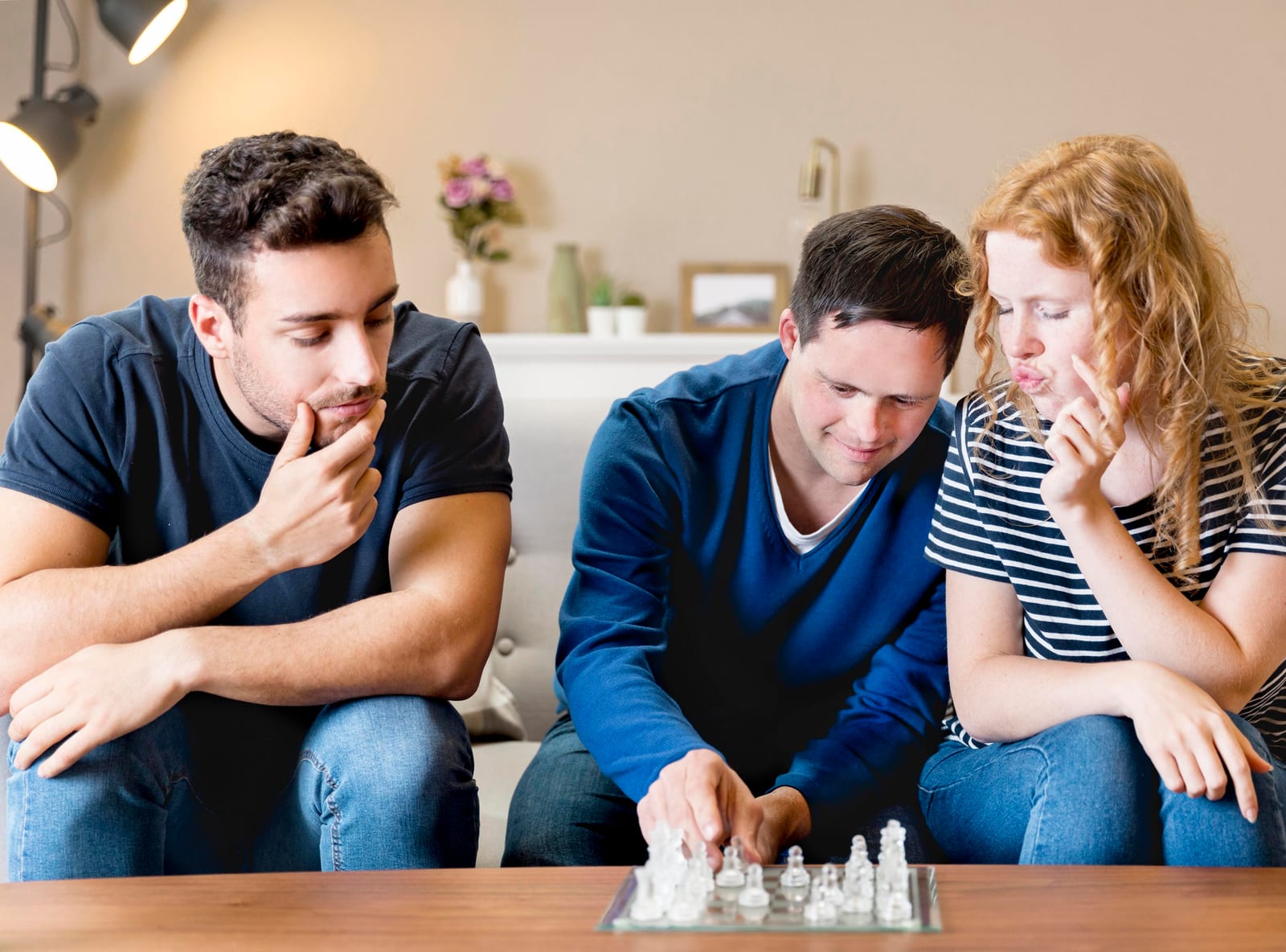 Mesa de torneio interescolar com relógio de xadrez e notação
